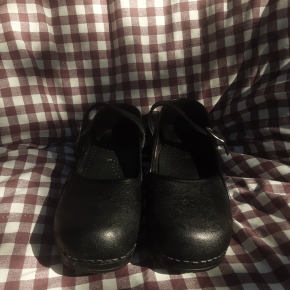 Woman's slip resistant Black Clogs - Picture 4 of 6